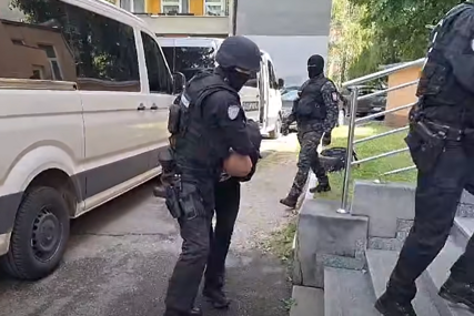 (FOTO) Osumnjičeni za TRGOVINU ORUŽJEM: Uhapšeni u akciji "Vatrogasac" sprovedeni u Republičko javno tužilaštvo