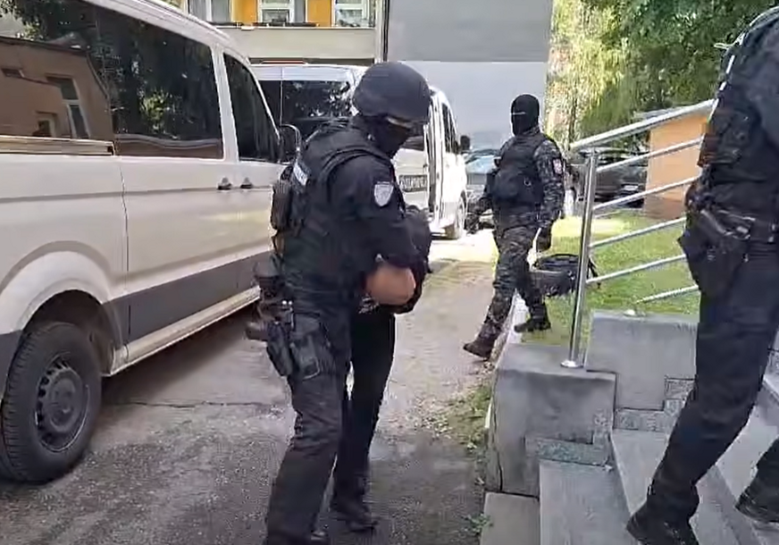 (FOTO) Osumnjičeni za TRGOVINU ORUŽJEM: Uhapšeni u akciji "Vatrogasac" sprovedeni u Republičko javno tužilaštvo