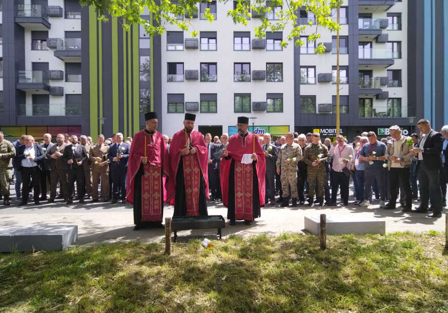 (FOTO) SLUŽEN PARASTOS I PRISLUŽENE VOŠTANICE Obilježene 34 godine od ubistva pripadnika JNA na Brčanskoj malti u Tuzli