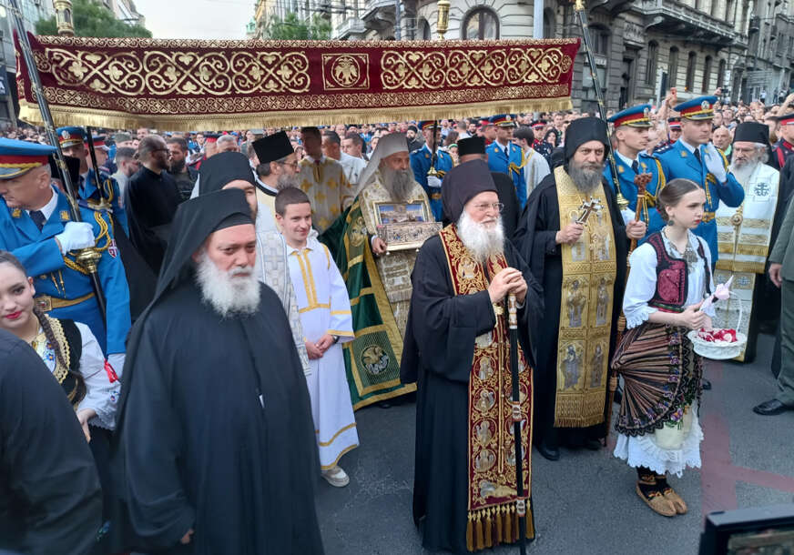 (VIDEO) Nosi Čudotvorni pojas Bogorodice: Patrijarh Porfirije predvodi Spasovdansku litiju u Beogradu