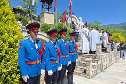 SPUŠTENE RUŽE U DRINU U Višegradu obilježene 84 godine od stradanja Srba u Starom Brodu