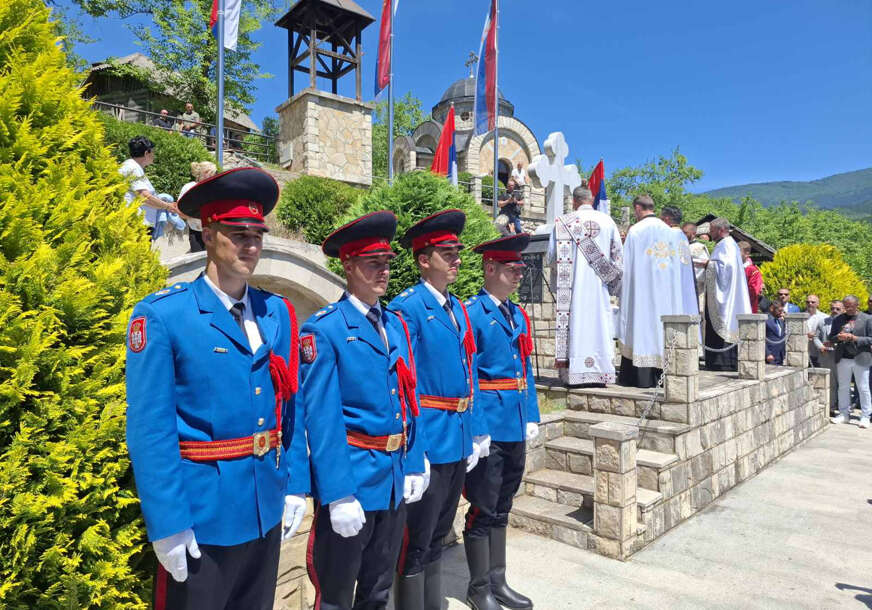 SPUŠTENE RUŽE U DRINU U Višegradu obilježene 84 godine od stradanja Srba u Starom Brodu