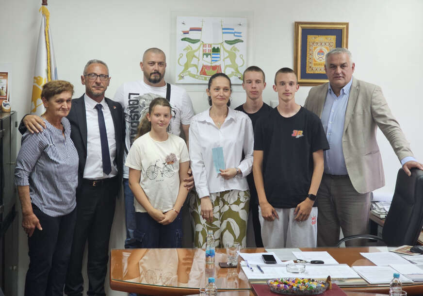 Human gest u Srpskoj: Šestočlanoj  porodici poginulog borca uručen stan