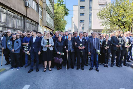 Položene bijele ruže i prislužene svijeće: Srbi bezbjedno odali počast ubijenim vojnicima JNA u Dobrovoljačkoj ulici u Sarajevu