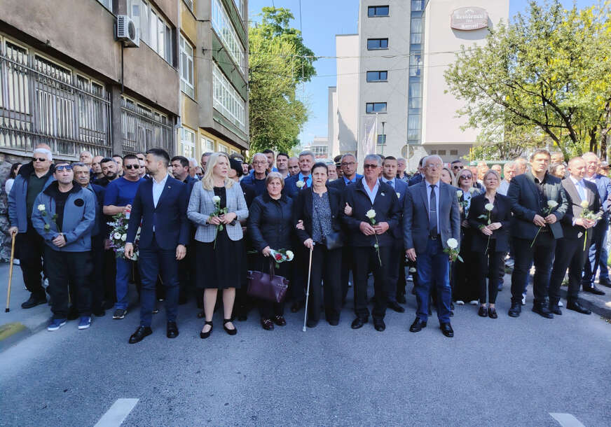 Cvijeće i svijeće položeni juče u Sarajevu: Bijele ruže stradalima u Dobrovoljačkoj ubrzo završile u kontejnerima
