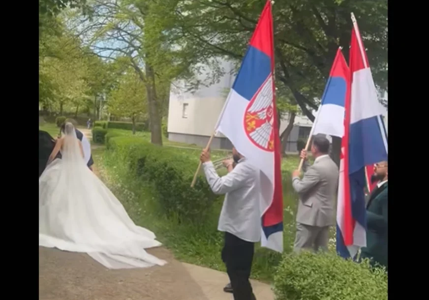 (VIDEO) VIJORE SE SRPSKA I HRVATSKA ZASTAVA Srbin i Hrvatica rekli sudbonosno "da", pa oduševili region