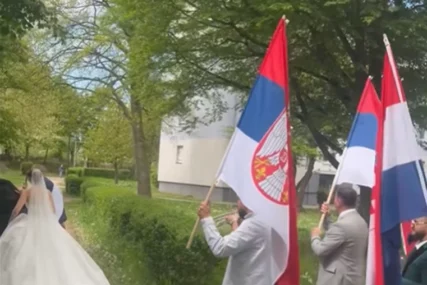 (VIDEO) VIJORE SE SRPSKA I HRVATSKA ZASTAVA Srbin i Hrvatica rekli sudbonosno "da", pa oduševili region