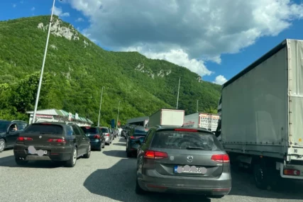 (FOTO) Kolaps NA GRANICI sa Crnom Gorom: Kilometarske kolone vozila, putnicima curi strpljenje