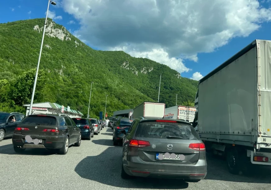 (FOTO) Kolaps NA GRANICI sa Crnom Gorom: Kilometarske kolone vozila, putnicima curi strpljenje