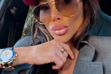 (FOTO) Na ruci nosi pravo bogatstvo: Tamara Đurić se razgolitla u kolima, a zbog detalja OD 56.000 EVRA SVIMA PALE VILICE