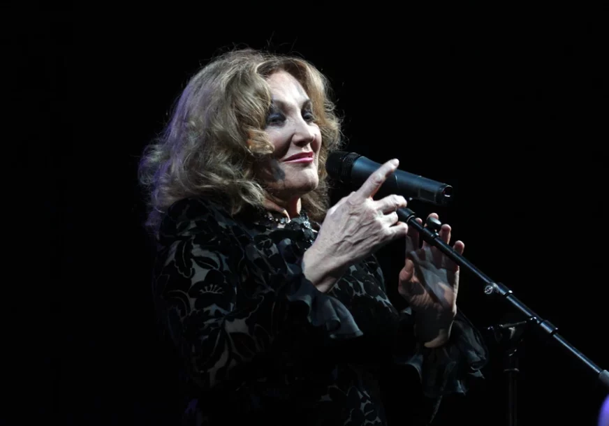 (FOTO) Na scenu izašla sa štapom: Tereza Kesovija održala posljednji koncert, publika u suzama