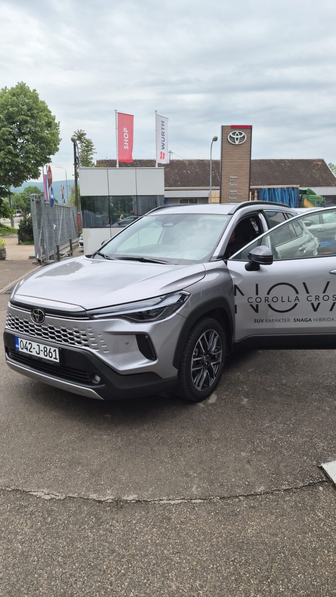 Toyota Corolla Cross i Rav4