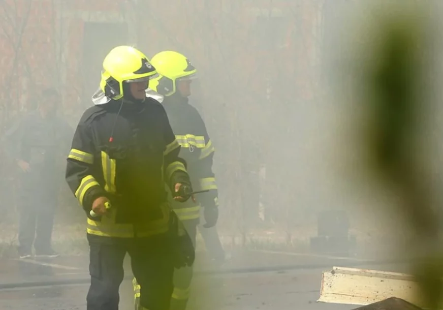 (VIDEO) Veliki požar na plaži: Gori poznati restoran, dim se vidi kilometrima