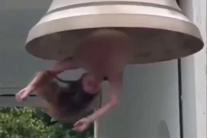 (VIDEO) VELIKI ŠOK U VENECIJI Gola žena visi sa bronzanog zvona, performans poslao jasnu poruku