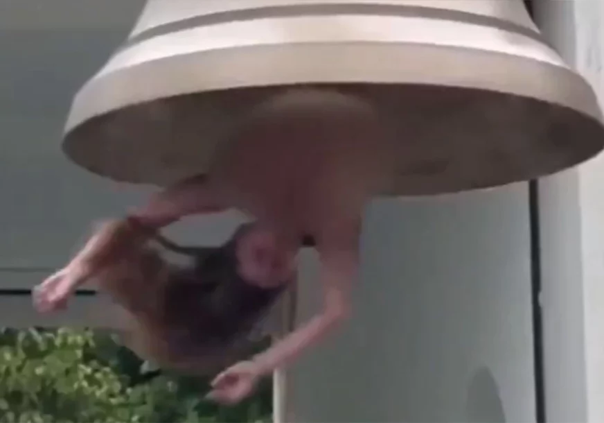 (VIDEO) VELIKI ŠOK U VENECIJI Gola žena visi sa bronzanog zvona, performans poslao jasnu poruku