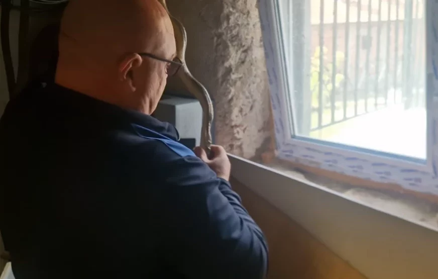 (VIDEO)"Au, baš je velika" Ostavili otvoren prozor, nisu ni slutili ko im je BIO U KUĆI CIJELE NOĆI, ujutru ih dočekao ŠOKANTAN PRIZOR