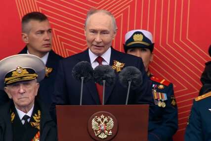 (VIDEO) U Moskvi opsadno stanje: Počela vojna parada za Dan pobjede na Crvenom trgu BEZ TENKOVA, Putin drži govor