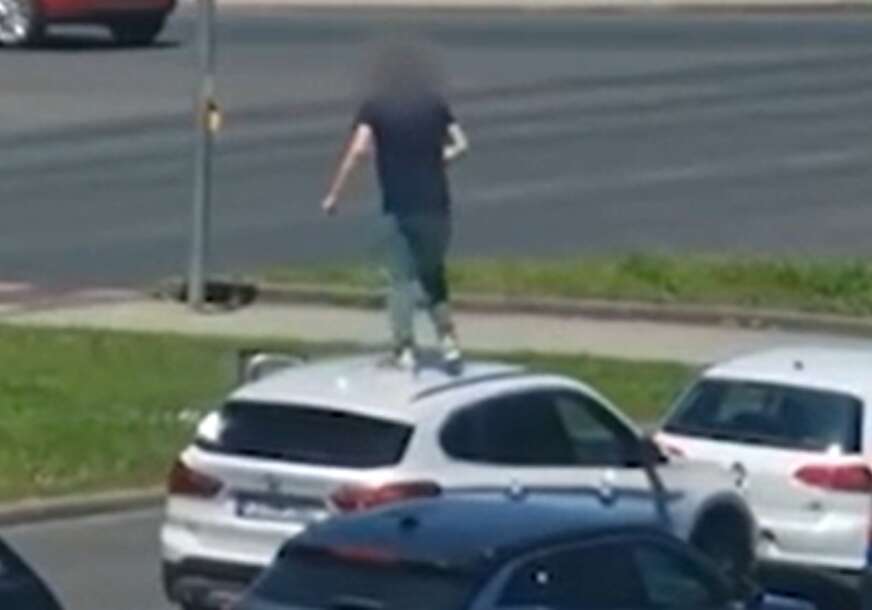 (VIDEO) Drama u Zagrebu: Muškarac SKAKAO PO AUTIMA, pa zaustavio saobraćaj, policija hitno intervenisala