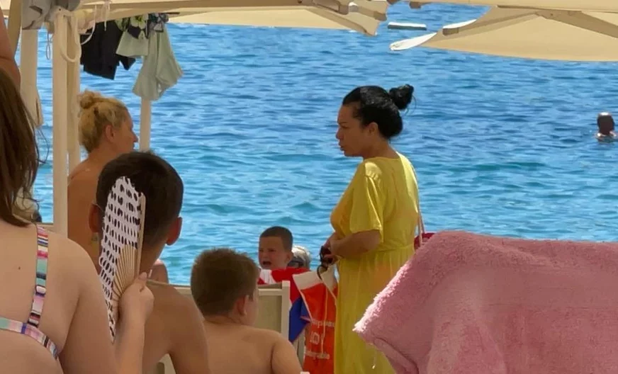 (FOTO) SKANDAL U BUDVI ZBOG LEŽALJKI OD 15 EVRA Pjevačica pravila haos na plaži, gurala se sa turistima da zauzme mjesto