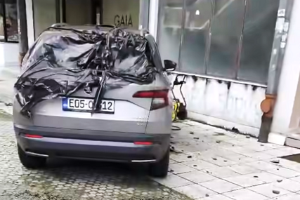 (VIDEO) OŠTEĆEN AUTOMOBIL Urušio se beton sa zgrade u Banjaluci, pa napravio štetu