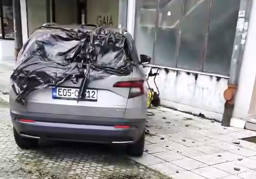 (VIDEO) OŠTEĆEN AUTOMOBIL Urušio se beton sa zgrade u Banjaluci, pa napravio štetu