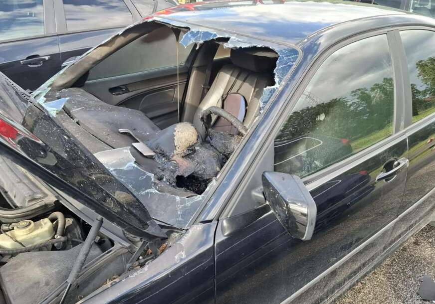 (FOTO) Vatrogasci odmah reagovali: Gorio auto u krugu kasarne Kozara