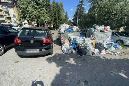 Naselje u Banjaluci ZATRPANO SMEĆEM: Zbog bahatog vozača, komunalci 4 dana ne mogu prići kontejneru, evo šta je rješenje