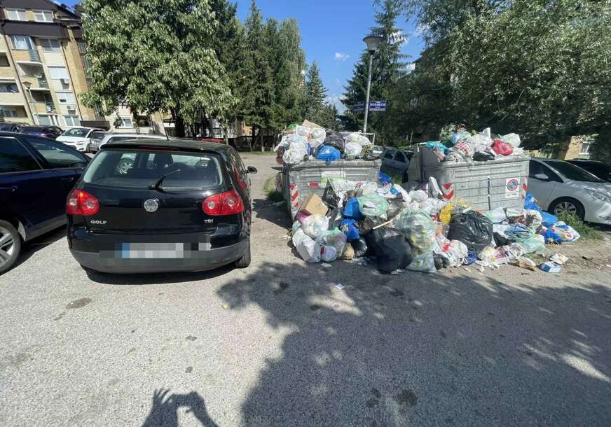 Naselje u Banjaluci ZATRPANO SMEĆEM: Zbog bahatog vozača, komunalci 4 dana ne mogu prići kontejneru, evo šta je rješenje