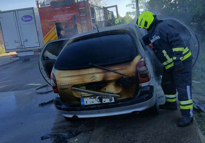 (FOTO) Gorio automobil u Zalužanima: Vatrogasci odmah izašli na teren