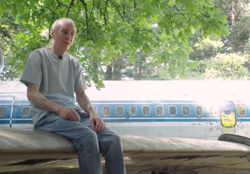 (VIDEO) "Ostvario sam san" Penzioner (77) KUPIO AVION, preuredio ga i smjestio u šumu, pa sada U NJEMU ŽIVI