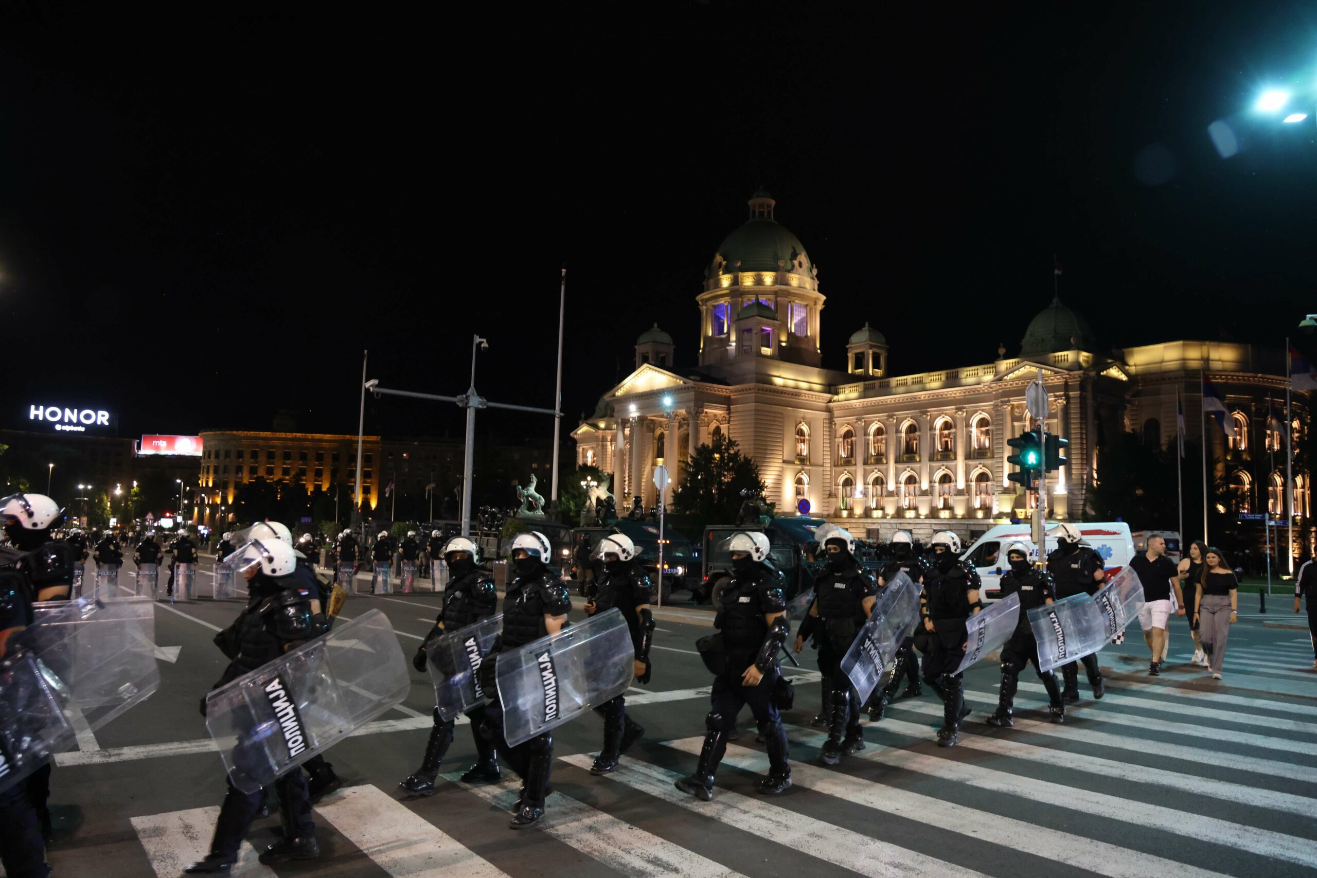 Dačić o neredima u Beogradu: Povrijeđeno 17 policajaca, u stanicu dovedeno 47 osoba, jedna imala diplomatsku ličnu kartu