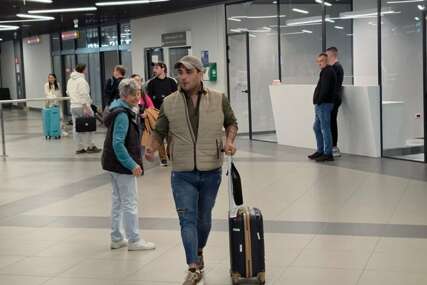 (VIDEO) UTUČEN, VUČE KOFERE Darko Lazić uhvaćen na aerodromu nakon nastupa, evo ko je sve vrijeme s njim