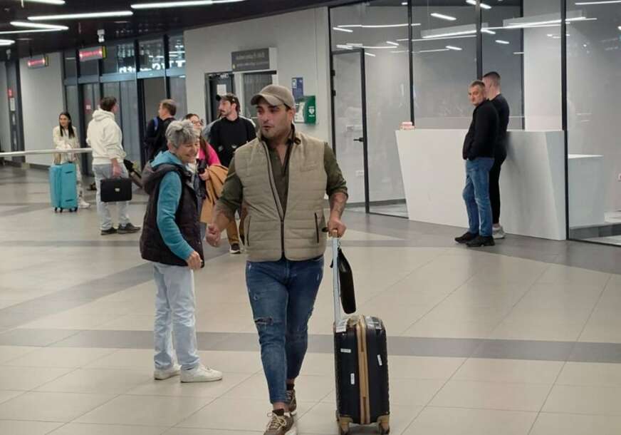 (VIDEO) UTUČEN, VUČE KOFERE Darko Lazić uhvaćen na aerodromu nakon nastupa, evo ko je sve vrijeme s njim