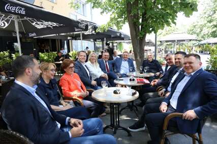 (FOTO) "Jedinstveni, snažni, okupljeni" Dodik sa saradnicima na kafi "NAKON VAŽNOG SASTANKA"