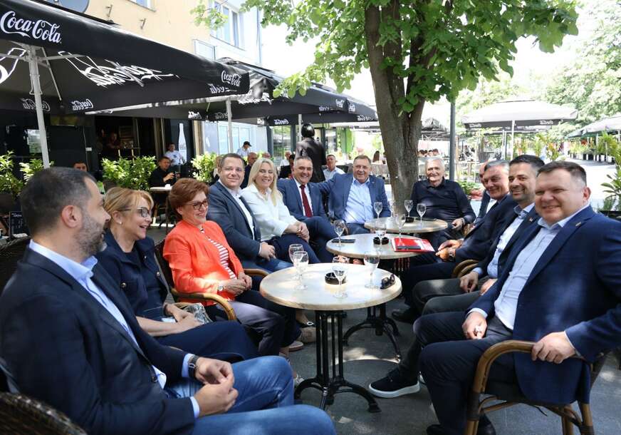 (FOTO) "Jedinstveni, snažni, okupljeni" Dodik sa saradnicima na kafi "NAKON VAŽNOG SASTANKA"