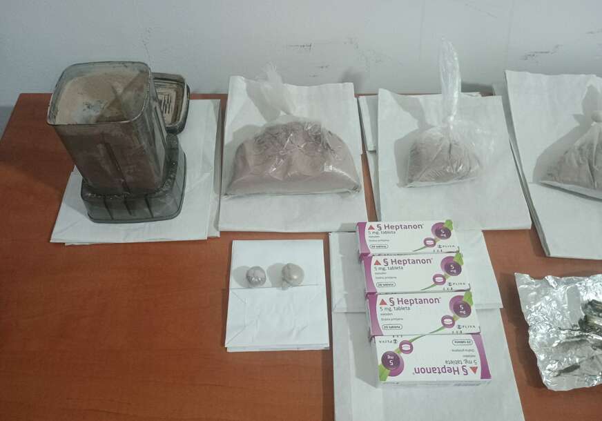 (FOTO) Akcija "Kvoter" u Istočnom Sarajevu: Zaplijenjeno više od KILOGRAM HEROINA, uhapšena jedna osoba
