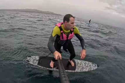 (VIDEO) "Nemoj da padneš" Surfera jurila ajkula, on se spasio na NAJNEVJEROVATNIJI način