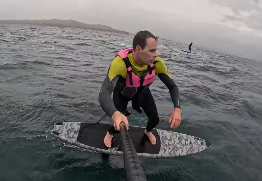 (VIDEO) "Nemoj da padneš" Surfera jurila ajkula, on se spasio na NAJNEVJEROVATNIJI način