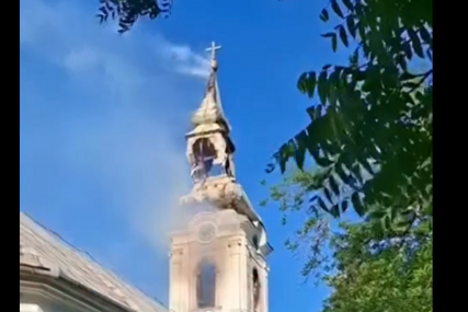 (VIDEO) CRKVA U PLAMENU Jeziv prizor u ovom gradu, srušio se zvonik