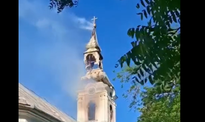 (VIDEO) CRKVA U PLAMENU Jeziv prizor u ovom gradu, srušio se zvonik