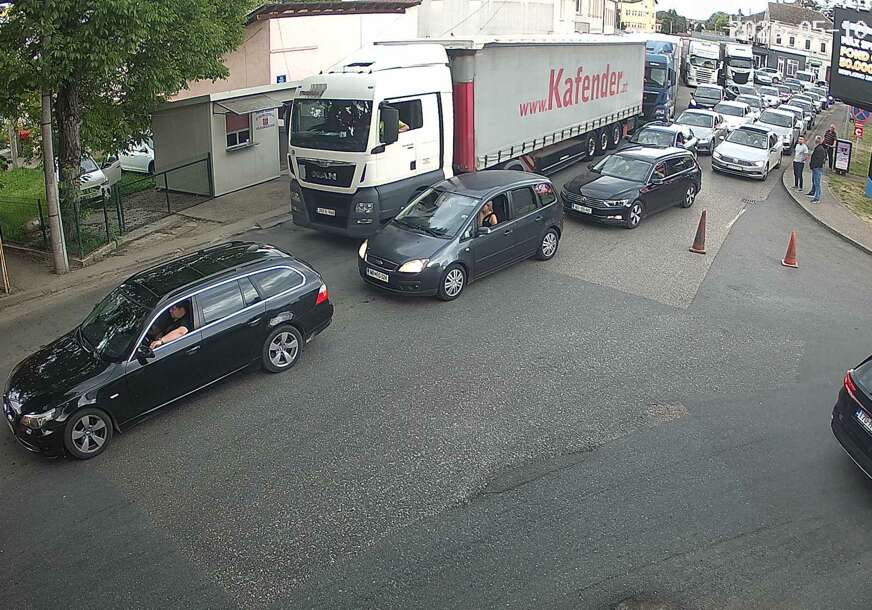 Gužve na prelazima: Kolone vozila čekaju na prelazak granice