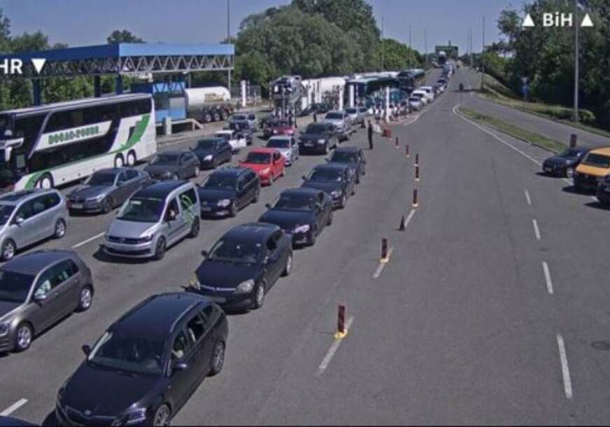HAOS NA GRANIČNIM PRELAZIMA Na jugu se satima čeka na ulazak, a na sjeveru pri izlasku iz BiH