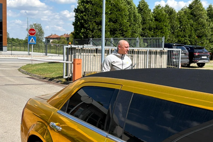 Privlači pažnju gdje god da se pojavi: Desingerica došao na snimanje "Pinkovih zvezda" u zlatnoj limuzini, pa otkrio koliko novca je dao za vožnju