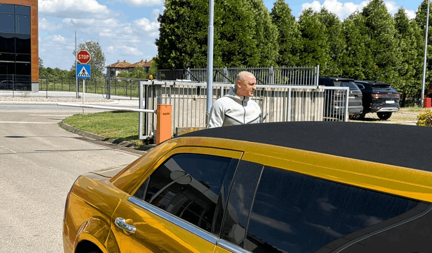 Privlači pažnju gdje god da se pojavi: Desingerica došao na snimanje "Pinkovih zvezda" u zlatnoj limuzini, pa otkrio koliko novca je dao za vožnju