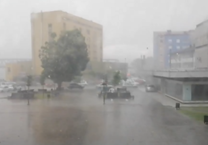 (VIDEO) Olujni vjetar i grad napravili haos: Nevrijeme protutnjalo Gradiškom