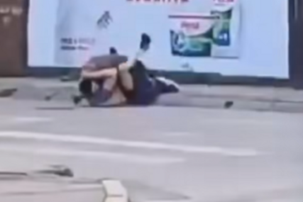 (VIDEO) "Ljudi su prolazili kao da je to normalna scena" Dvojica muškaraca se potukla nasred ulice u Banjaluci
