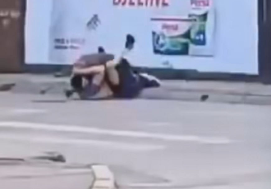 (VIDEO) "Ljudi su prolazili kao da je to normalna scena" Dvojica muškaraca se potukla nasred ulice u Banjaluci