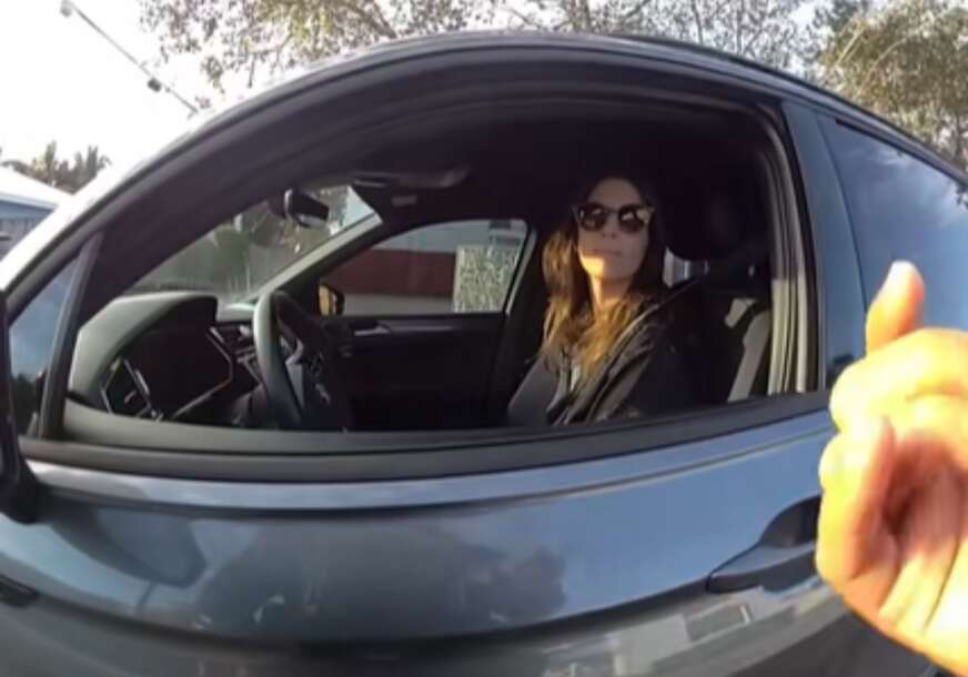 (VIDEO) Bizaran slučaj završio na sudu: Dobila kaznu jer je tokom vožnje "držala TELEFON u desnoj ruci", iako DESNU RUKU NEMA