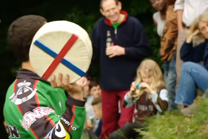 (VIDEO) POBIJEDIO TOM IZ NJEMAČKE U Engleskoj održano takmičenje u kotrljanju sira