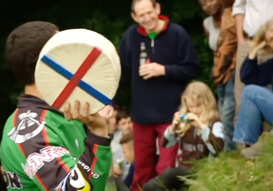 (VIDEO) POBIJEDIO TOM IZ NJEMAČKE U Engleskoj održano takmičenje u kotrljanju sira